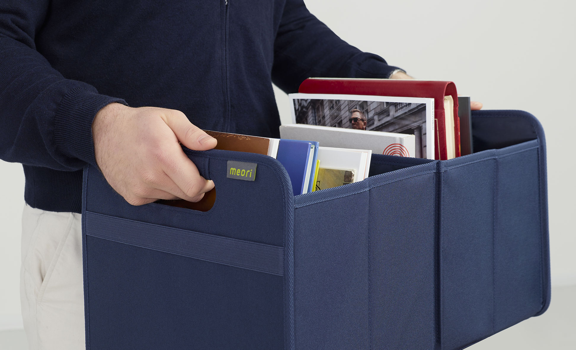 Mann trägt eine meori Faltbox als mobile Aufbewahrungslösung