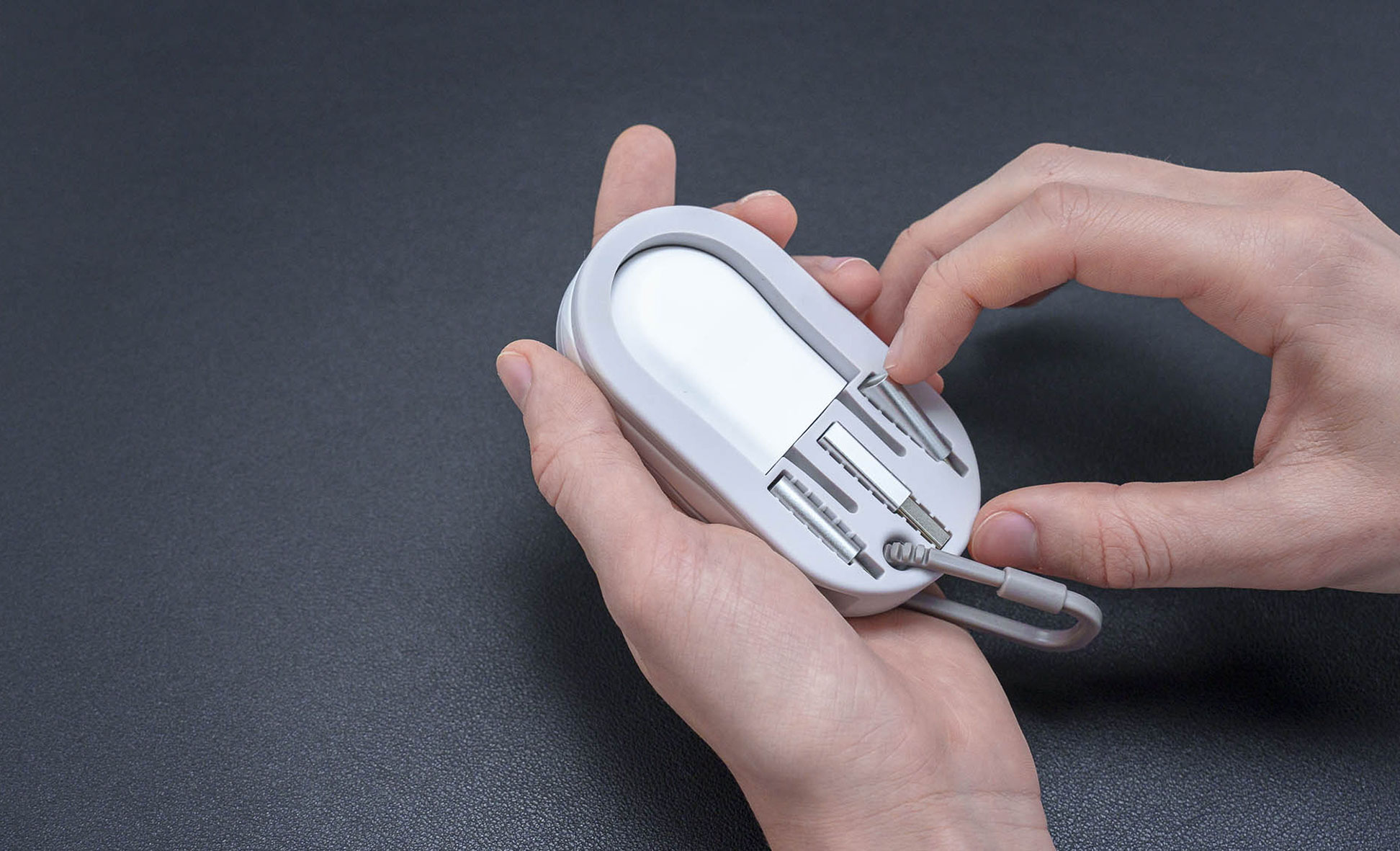 meori Plug Ladeset in der Hand als mobile Ladelösung