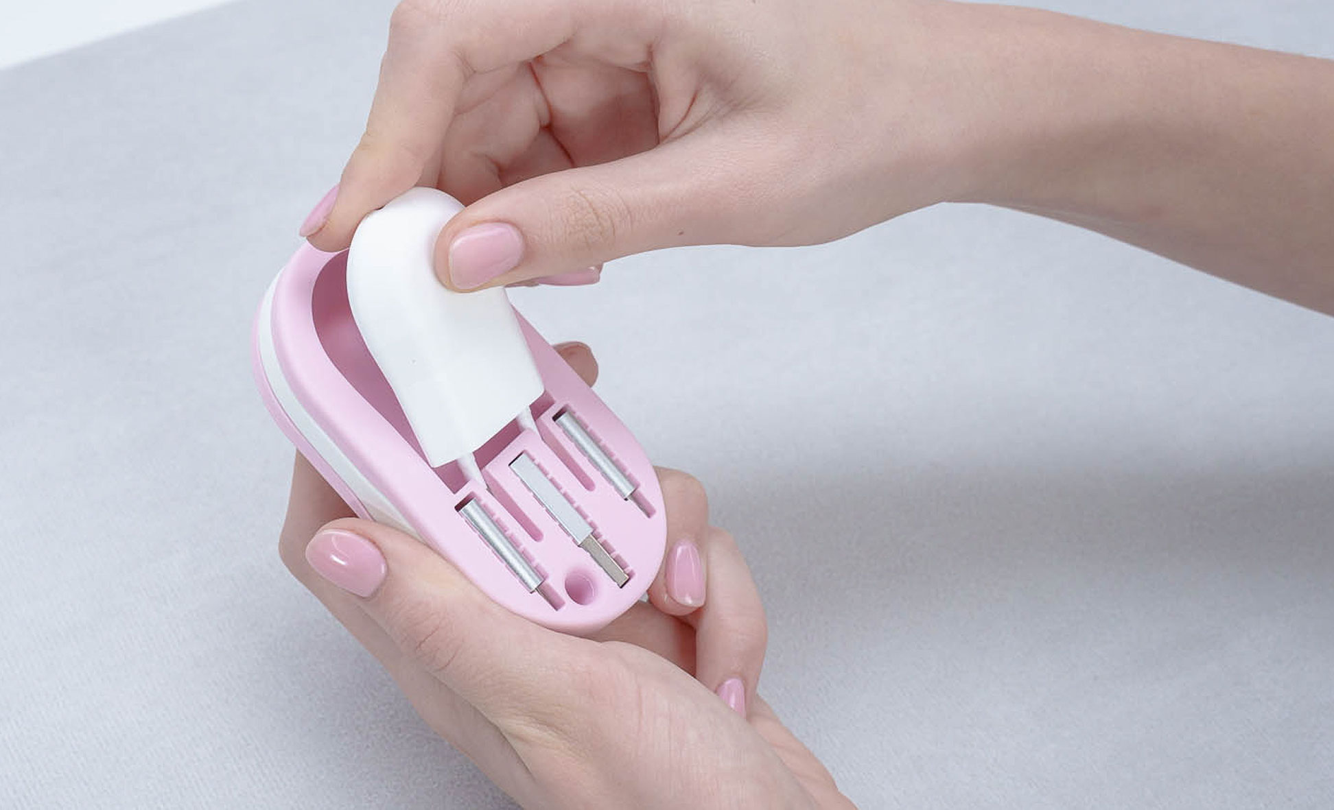 meori Plug Ladeset beim Öffnen der kompakten Aufbewahrung