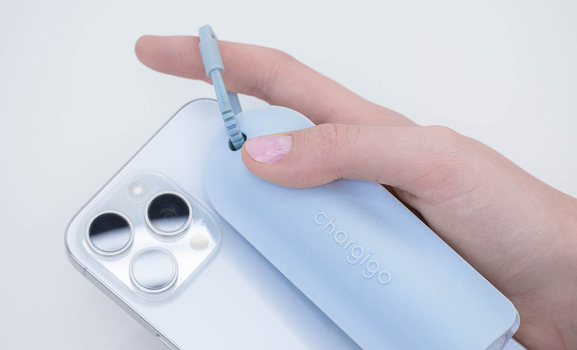 meori Power Powerbank in der Hand als mobile Ladelösung