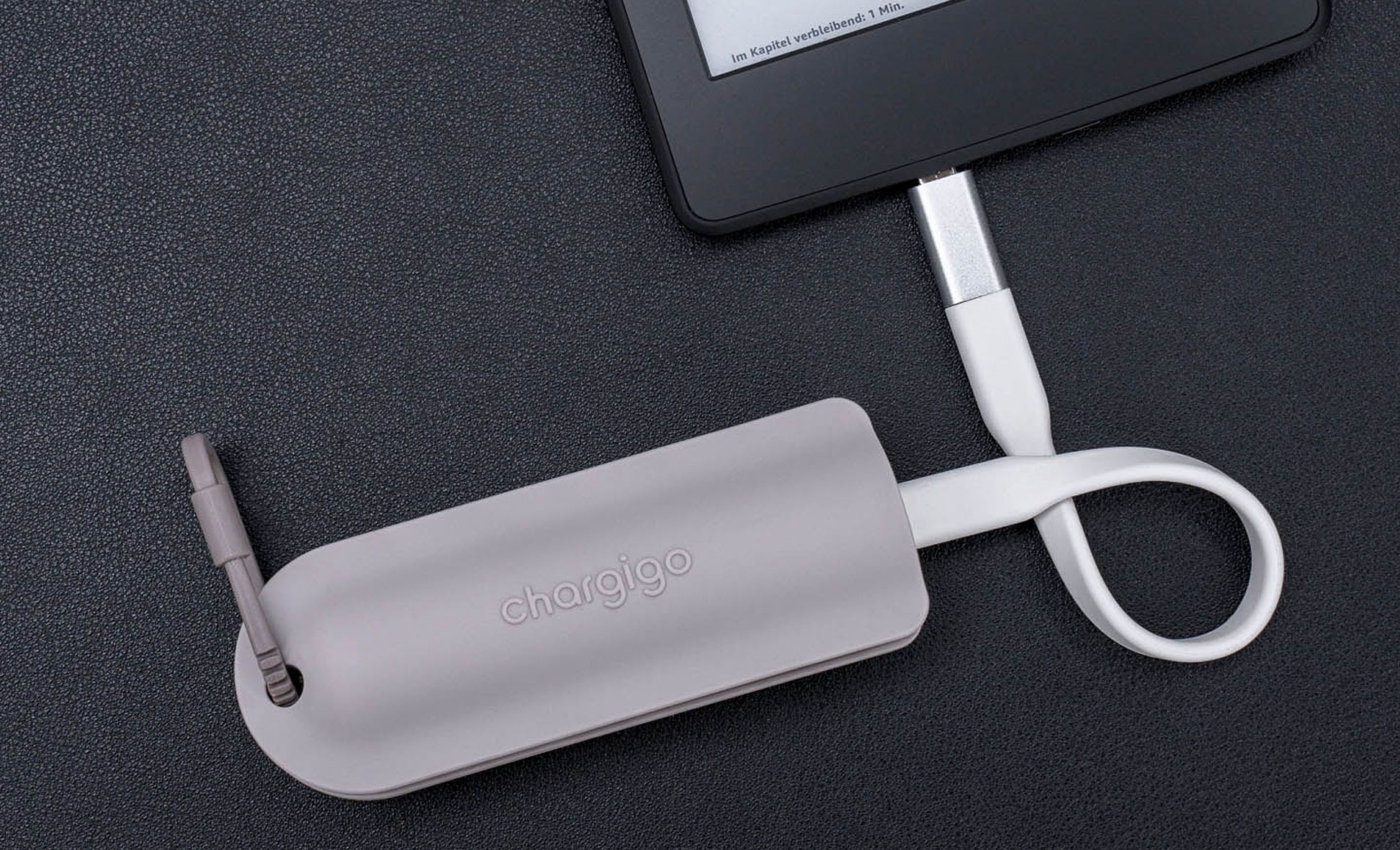 meori Power Powerbank beim Laden eines Tablets