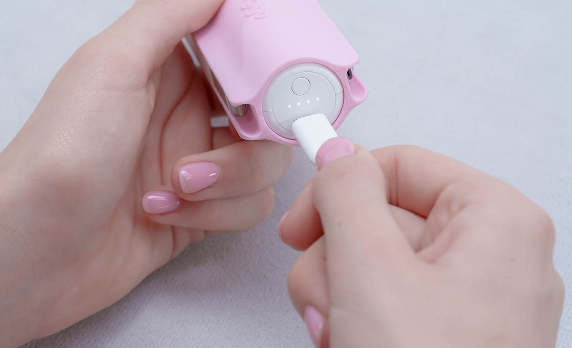 USB-Kabel wird an die meori Power Powerbank angeschlossen
