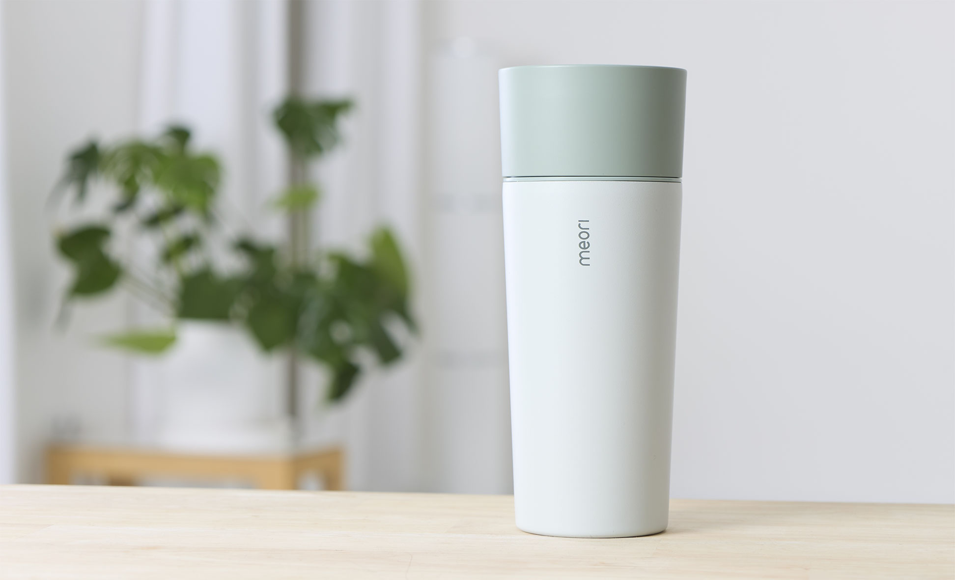Einzelner meori Thermobecher in stilvollem Ambiente