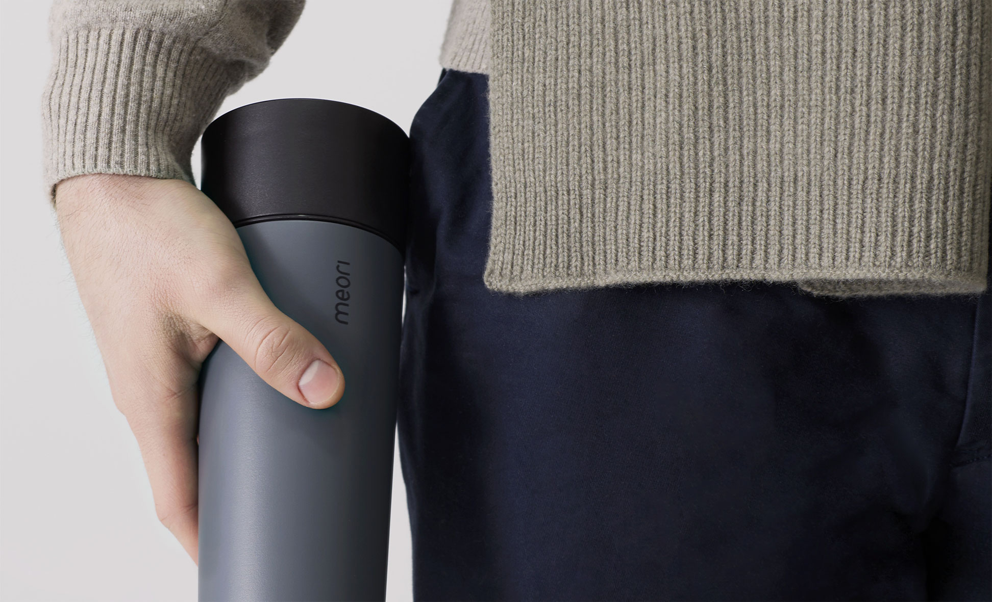 meori Thermobecher in der Hand als mobile Trinklösung