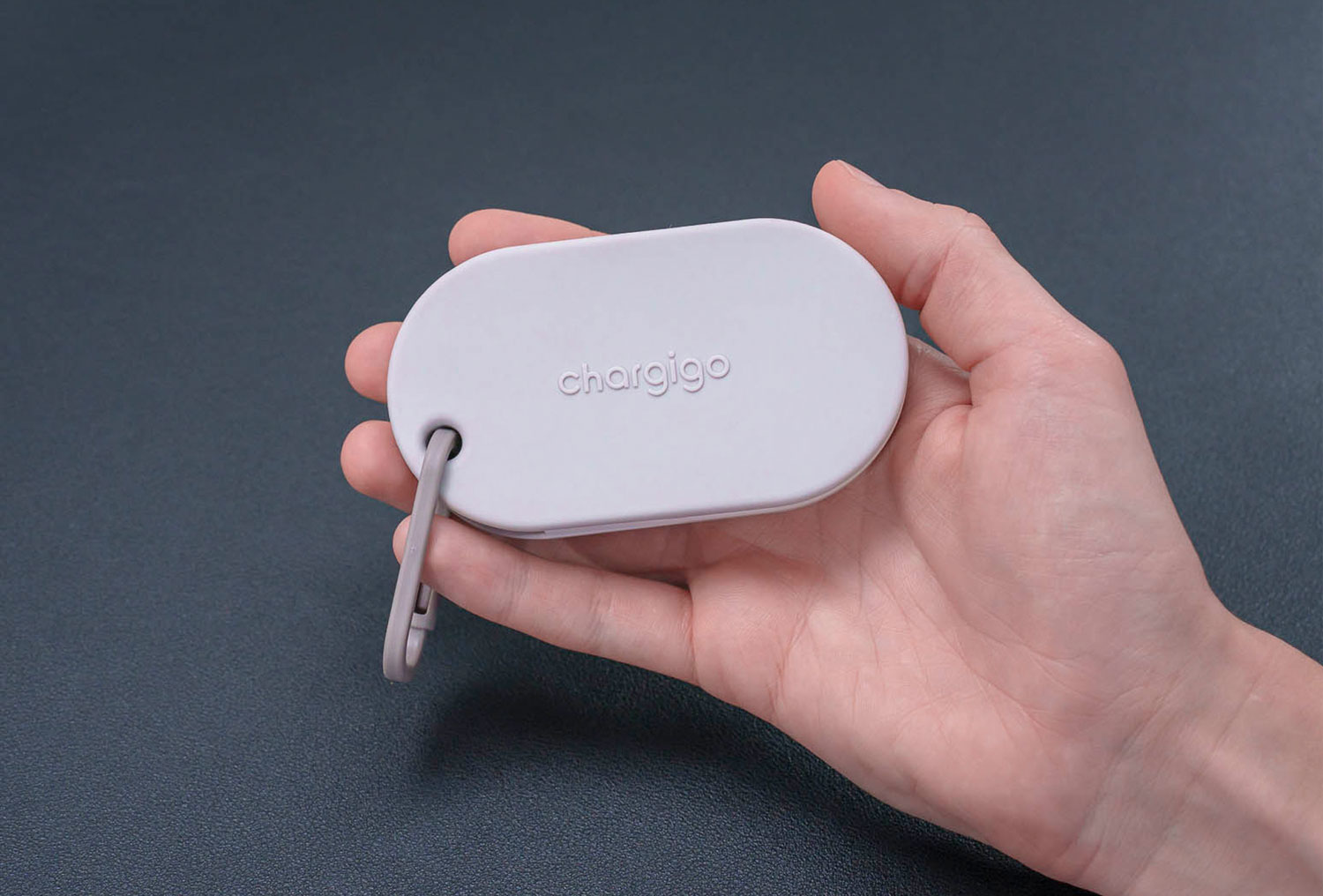 meori Plug als kompakte Ladelösung in der Hand